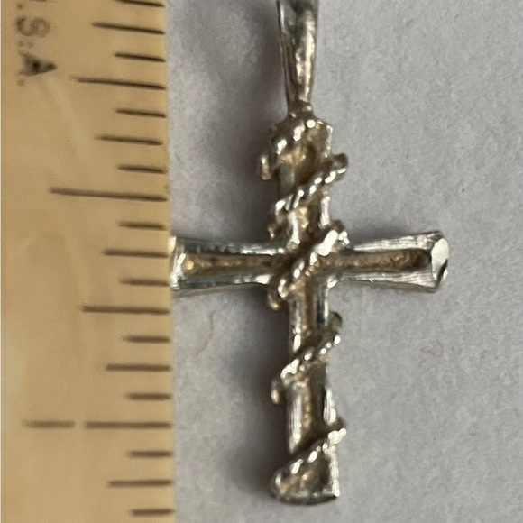 Vintage sterling silver cross charm with rope design - Picture 3 of 4